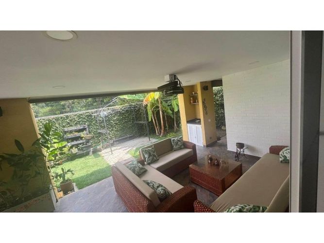 Casa de 5 alcobas en venta en El Castillo, Jamundí, 240 m² · foto 2 de 10