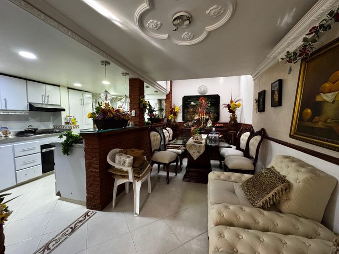 Casa de 4 alcobas en venta en La Mota, Medellín, 190 m² · foto 2 de 22