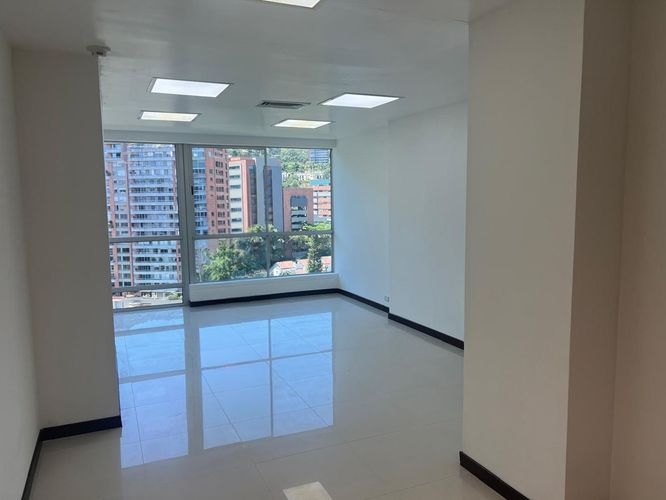 Oficina en arriendo en Los Naranjos, Medellín, 34 m² · foto 2 de 15