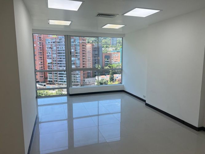 Oficina en arriendo en Los Naranjos, Medellín, 34 m² · foto 3 de 15