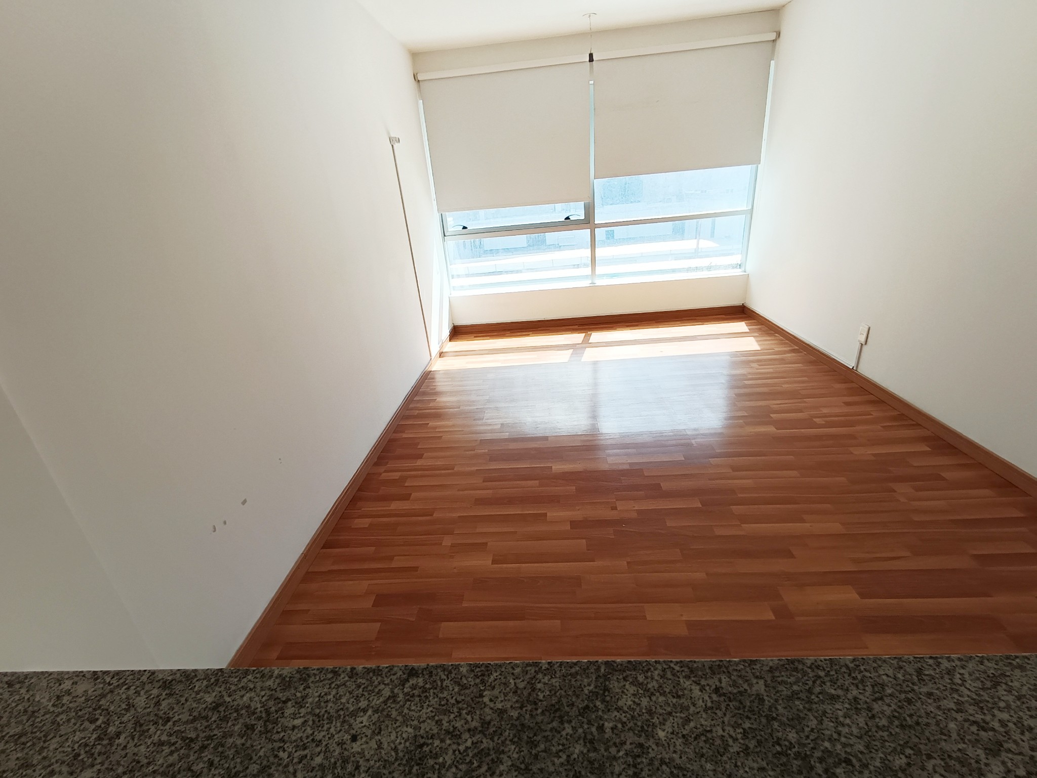 Construcción nueva. A pasos de 18 de Julio, zona de varios servicios y locomoción. Para vivienda u oficina!