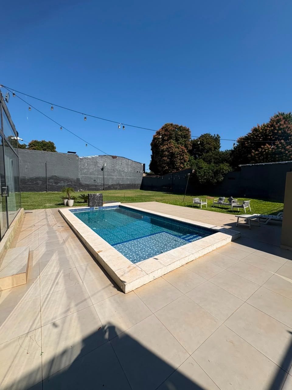 Residencia de Lujo en Fernando De La Mora Zona Sur: Quincho Moderno con Piscina, Jardín Exuberante y Diseño Excepcional — foto 3
