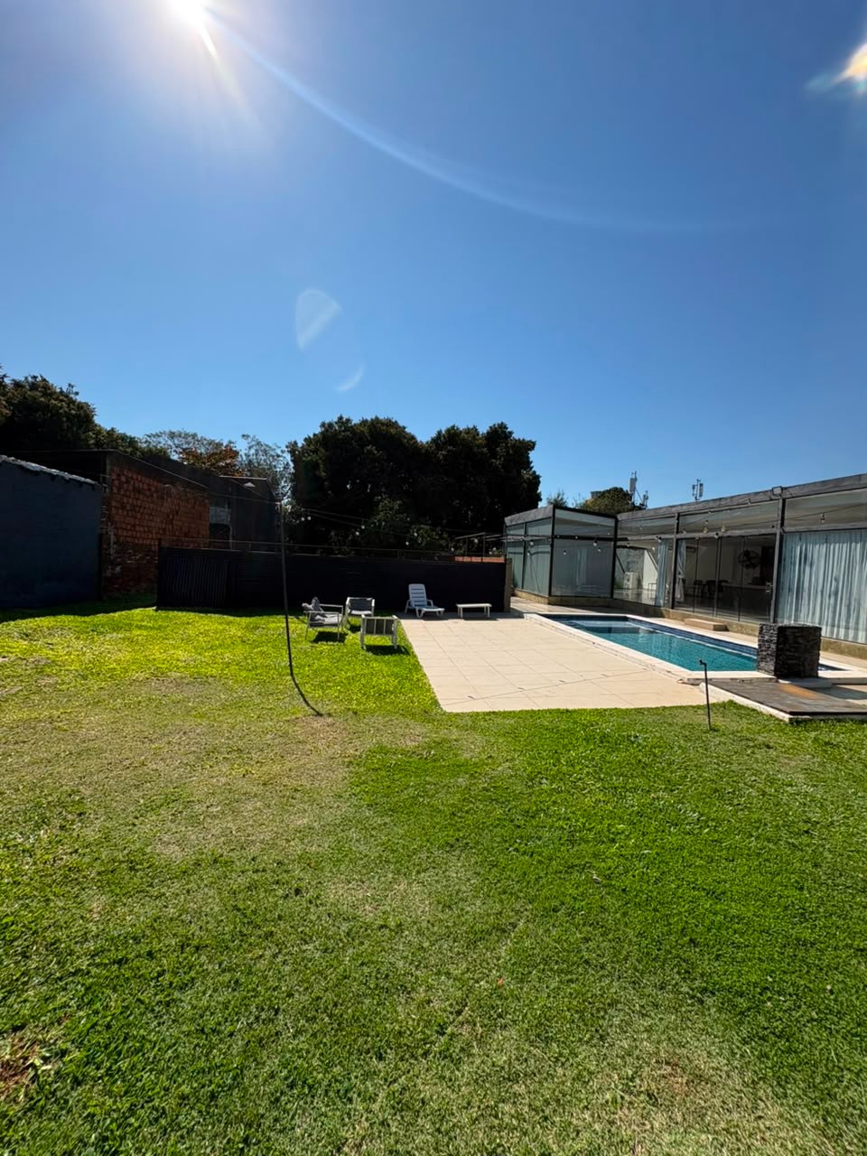 Residencia de Lujo en Fernando De La Mora Zona Sur: Quincho Moderno con Piscina, Jardín Exuberante y Diseño Excepcional — foto 2