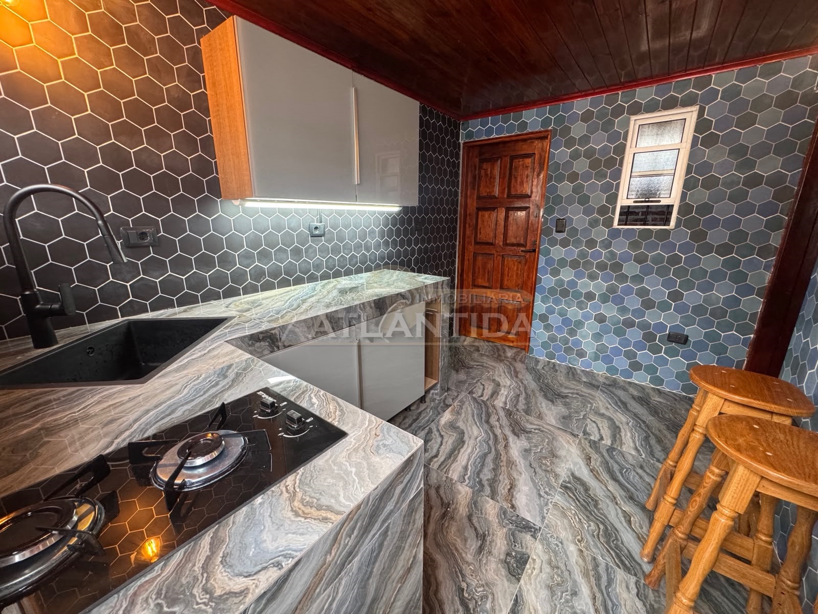 Alquiler Apartamento 1 Dormitorio Con Estufa A Leña Y Patio En Peñarol. Inm Atlántida