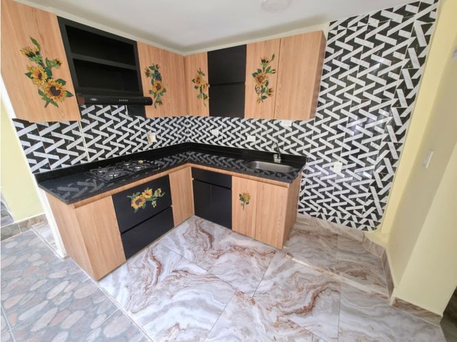 Casa de 4 alcobas en venta en Campo Valdes No.2, Medellín, 145 m² · foto 2 de 24