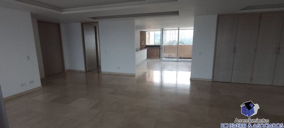 Apartamento de 3 alcobas en arriendo en El Tesoro, Medellín, 219 m² · foto 5 de 15