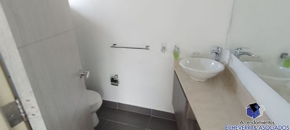 Apartamento de 3 alcobas en arriendo en El Tesoro, Medellín, 219 m² · foto 9 de 15