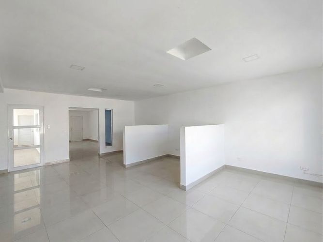 Local en arriendo en Crespo, Cartagena, 100 m² · foto 2 de 10