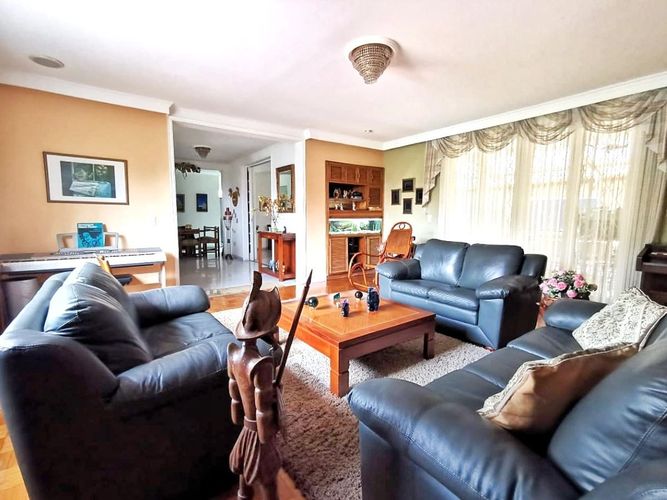 Oficina en venta en El Poblado, Medellín, 551 m² · foto 2 de 11