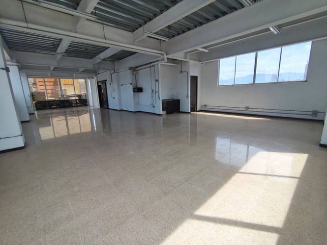 Bodega en arriendo en Perpetuo Socorro, Medellín, 168 m² · foto 2 de 11