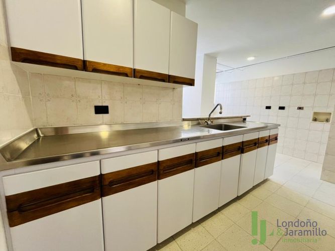 Apartamento de 3 alcobas en arriendo en Castropol, Medellín, 130 m² · foto 3 de 17