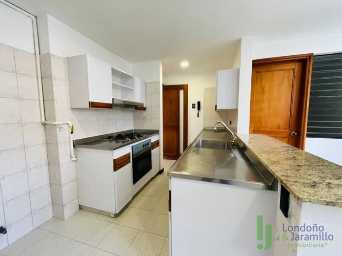 Apartamento de 3 alcobas en arriendo en Castropol, Medellín, 130 m² · foto 4 de 17