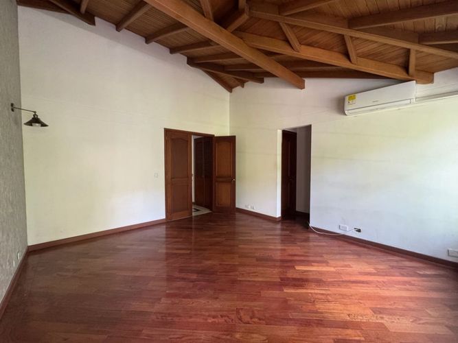 Casa de 4 alcobas en venta en El Esmeraldal, Envigado, 345 m² · foto 10 de 17