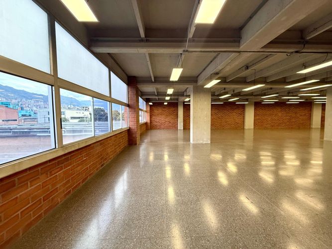 Oficina en arriendo en Olaya Herrera, Medellín, 1940 m² · foto 18 de 24