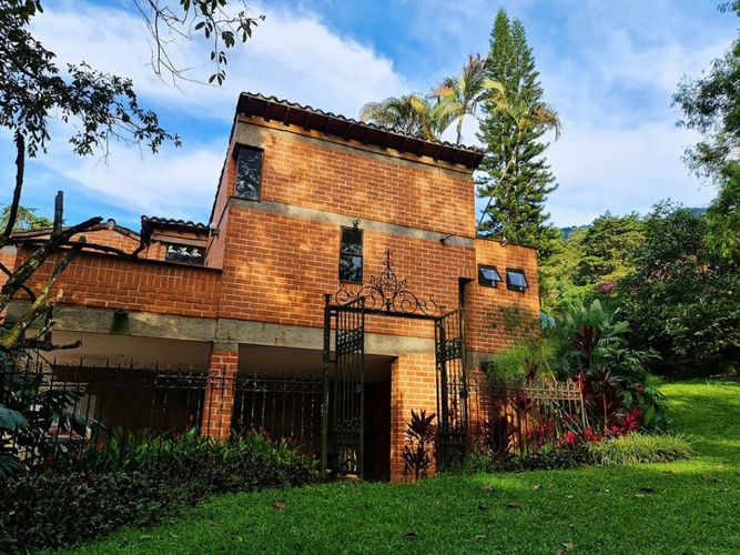Casa de 4 alcobas en venta en El Campestre, Medellín, 253 m² · foto 2 de 16