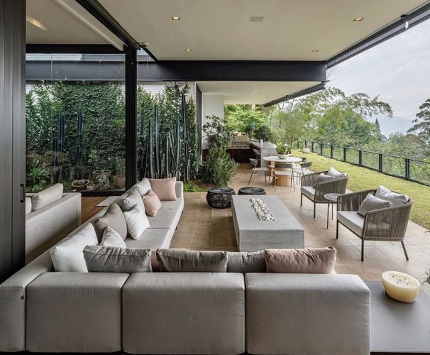 Casa de 4 alcobas en venta en Los Balsos, Medellín, 755 m² · foto 2 de 8