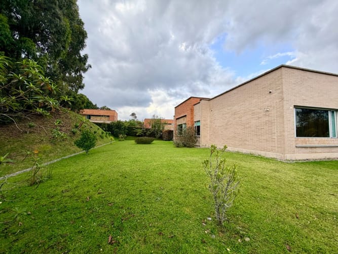 Casa de 3 alcobas en venta en Loma Del Escobero, Envigado, 315 m² · foto 2 de 16