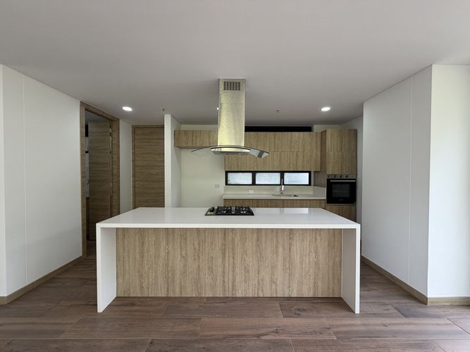 Apartamento de 3 alcobas en venta en Loma Del Escobero, Envigado, 163 m² · foto 2 de 19