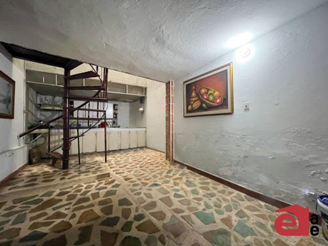 Casa de 6 alcobas en venta en Loma Del Escobero, Envigado, 255 m² · foto 2 de 16
