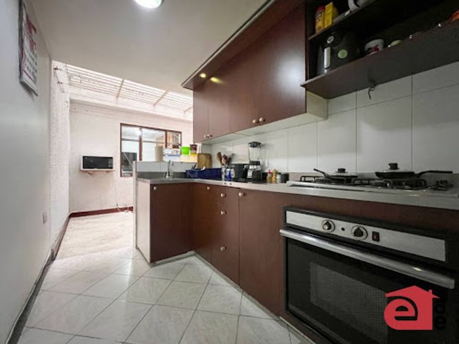 Casa de 6 alcobas en venta en Loma Del Escobero, Envigado, 255 m² · foto 3 de 16