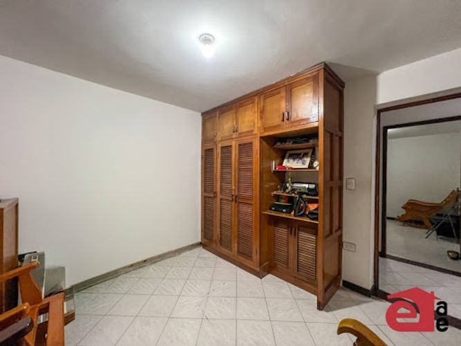 Casa de 6 alcobas en venta en Loma Del Escobero, Envigado, 255 m² · foto 5 de 16