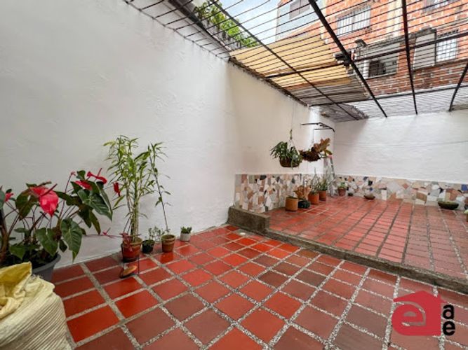 Casa de 6 alcobas en venta en Loma Del Escobero, Envigado, 255 m² · foto 12 de 16