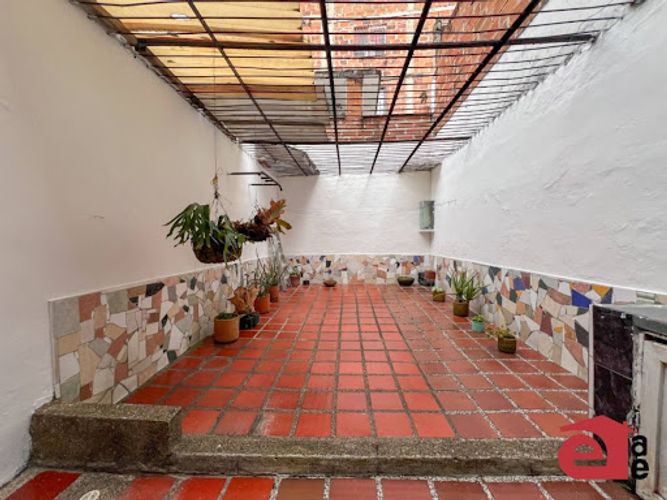 Casa de 6 alcobas en venta en Loma Del Escobero, Envigado, 255 m² · foto 13 de 16