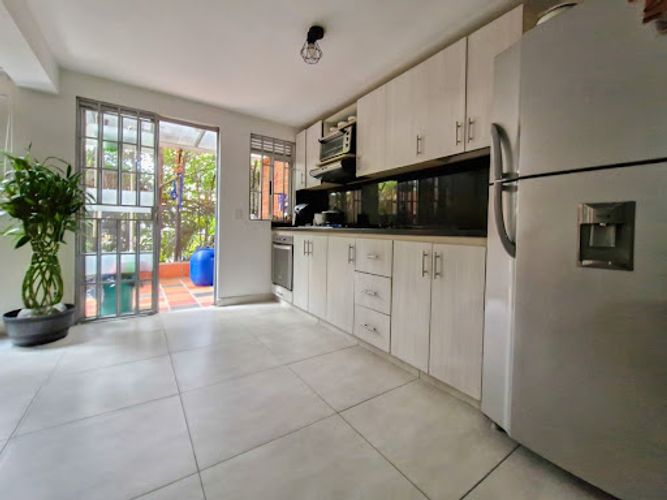 Casa de 3 alcobas en venta en Suramérica, Itagüí, 178 m² · foto 2 de 11