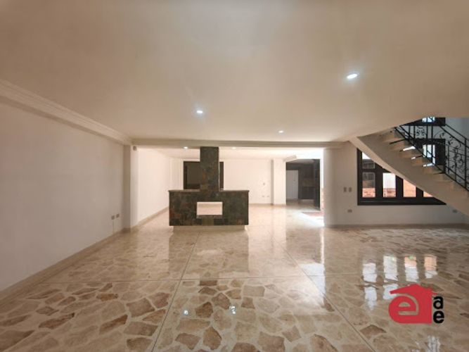Casa de 5 alcobas en venta en La Doctora, Sabaneta, 520 m² · foto 2 de 24