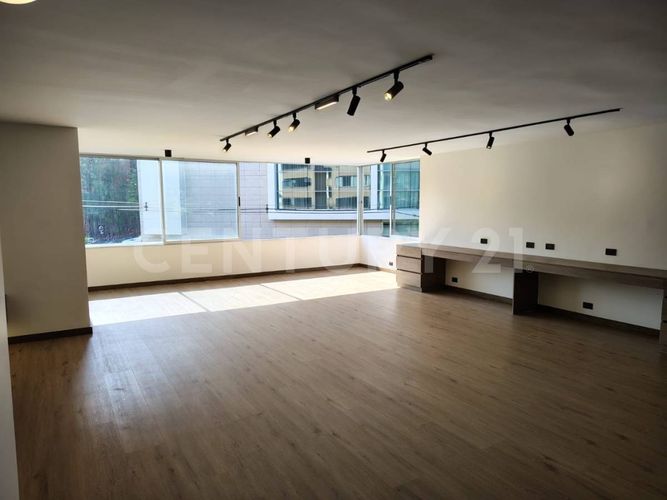 Apartamento de 3 alcobas en arriendo en El Poblado, Medellín, 205 m² · foto 2 de 22