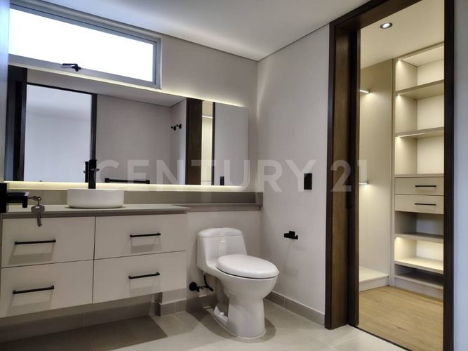 Apartamento de 3 alcobas en arriendo en El Poblado, Medellín, 205 m² · foto 14 de 22
