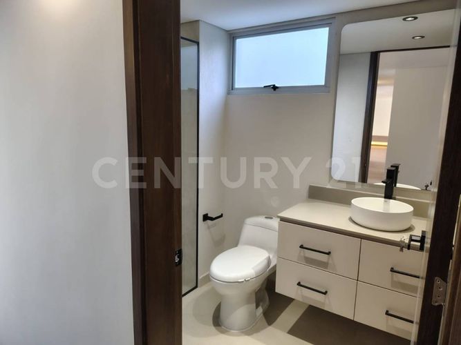Apartamento de 3 alcobas en arriendo en El Poblado, Medellín, 205 m² · foto 19 de 22