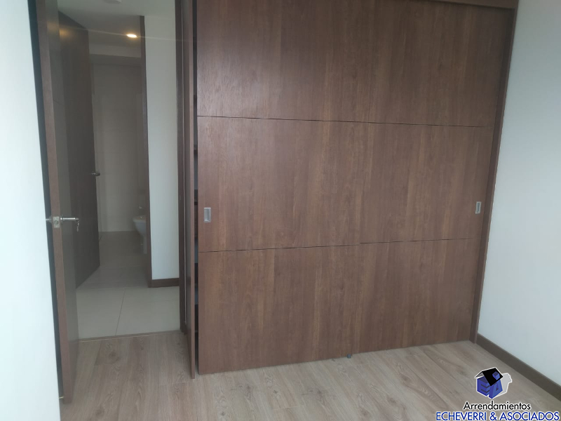Apartamento en arriendo en Loma De Los Gonzalez, Medellín · foto 2 de 12