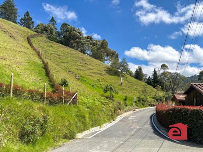Lote en venta en Loma Del Escobero, Envigado, 2650 m² · foto 2 de 9