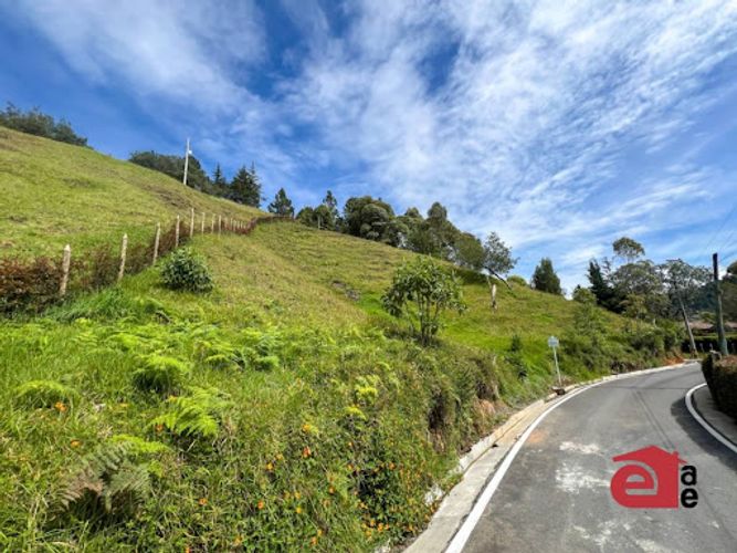 Lote en venta en Loma Del Escobero, Envigado, 2650 m² · foto 3 de 9