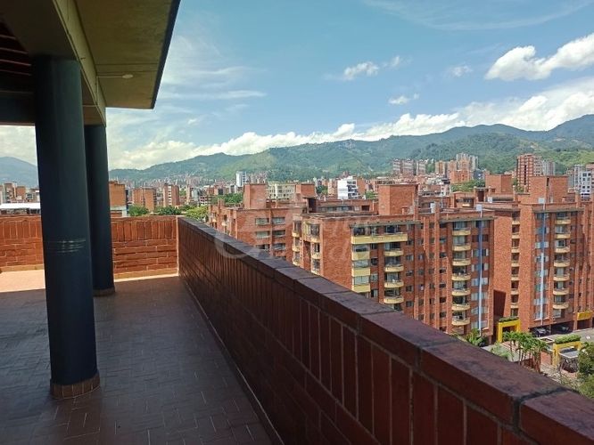 Apartamento de 4 alcobas en arriendo en Lorena, Medellín, 220 m² · foto 18 de 24
