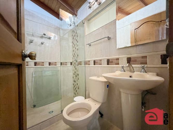Casa de 5 alcobas en arriendo en Belen La Palma, Medellín, 220 m² · foto 10 de 20