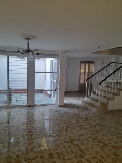 Apartamento de 6 alcobas en arriendo en La Castellana, Medellín, 300 m² · foto 2 de 18