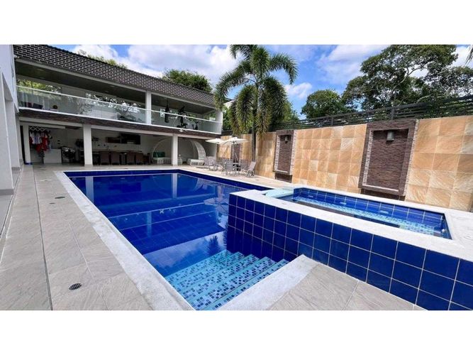 Casa de 6 alcobas en venta en San Carlos, Ibagué, 400 m² · foto 2 de 24