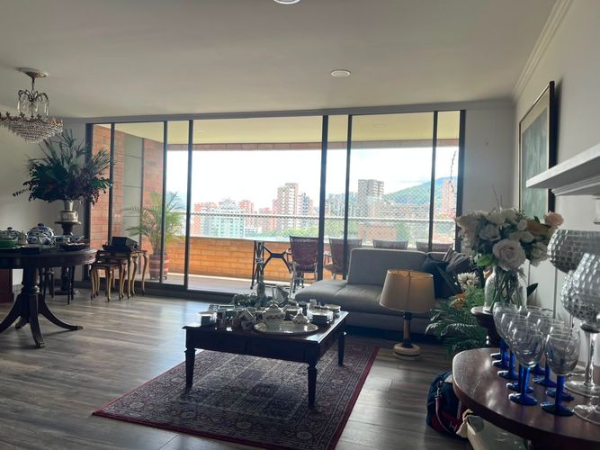 Apartamento de 2 alcobas en venta en El Poblado, Medellín, 142 m² · foto 3 de 15
