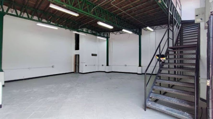 Bodega en arriendo en Naranjal, Medellín, 180 m² · foto 2 de 9