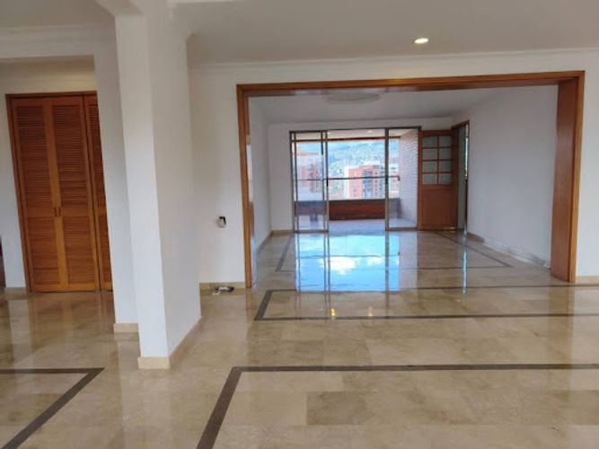 Apartamento de 3 alcobas en arriendo en Los Balsos, Medellín, 227 m² · foto 2 de 22