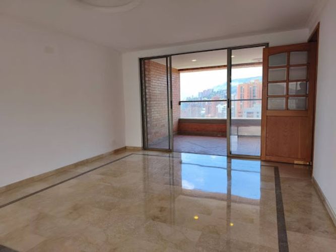 Apartamento de 3 alcobas en arriendo en Los Balsos, Medellín, 227 m² · foto 3 de 22