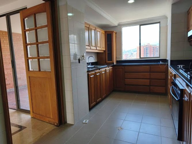 Apartamento de 3 alcobas en arriendo en Los Balsos, Medellín, 227 m² · foto 5 de 22
