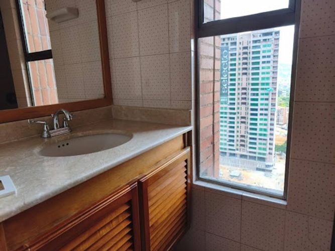 Apartamento de 3 alcobas en arriendo en Los Balsos, Medellín, 227 m² · foto 15 de 22