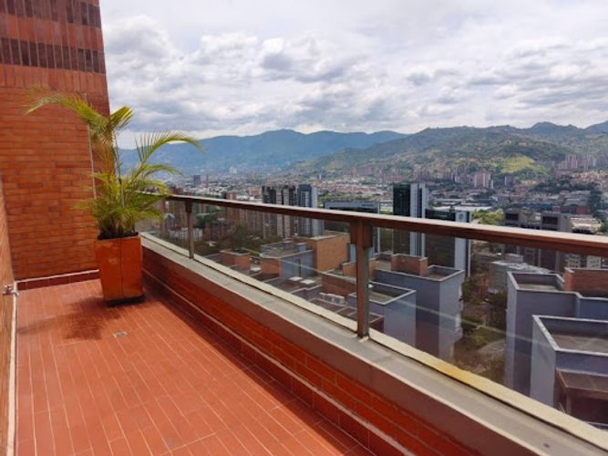 Apartamento de 3 alcobas en arriendo en Los Balsos, Medellín, 227 m² · foto 19 de 22