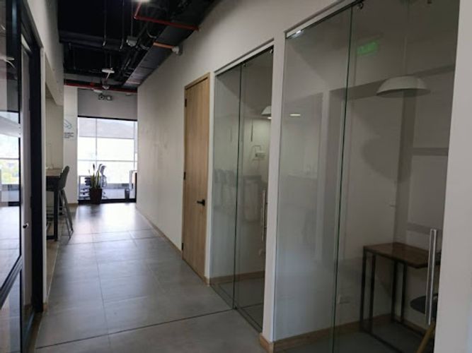Oficina en arriendo en San Fernando, Medellín, 400 m² · foto 8 de 24