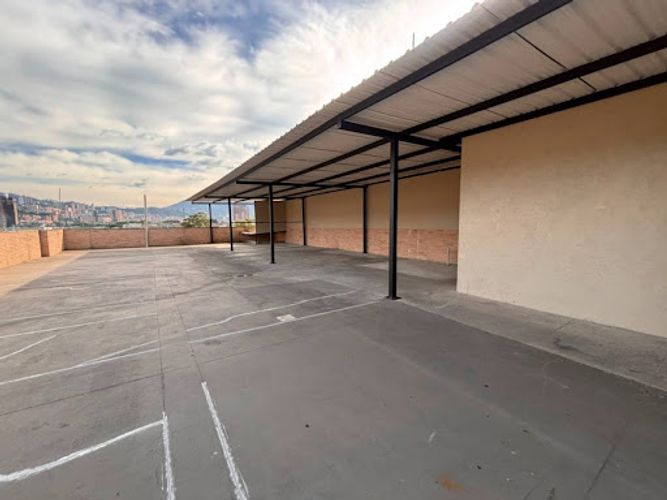 Bodega en arriendo en Los Naranjos, Itagüí, 2420 m² · foto 2 de 17