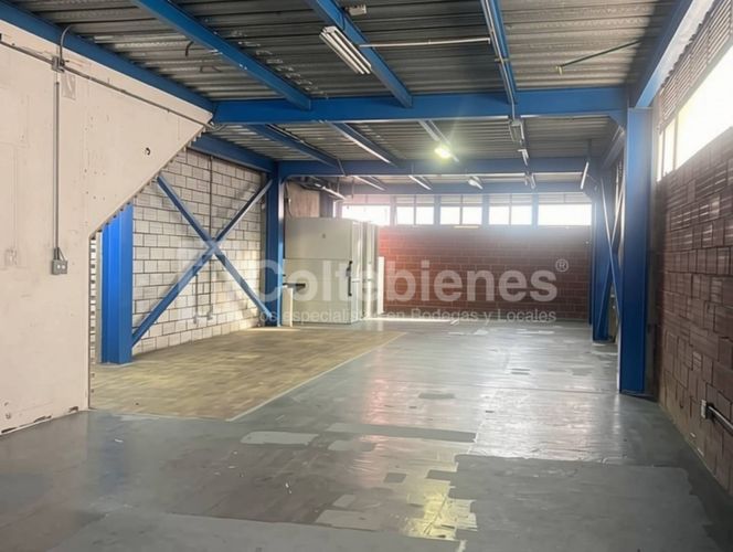 Bodega en venta en Trinidad, Medellín, 220 m² · foto 3 de 12