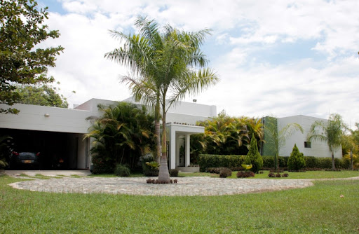4BR Country House in Kilometro 2 (425 m²) for Sale